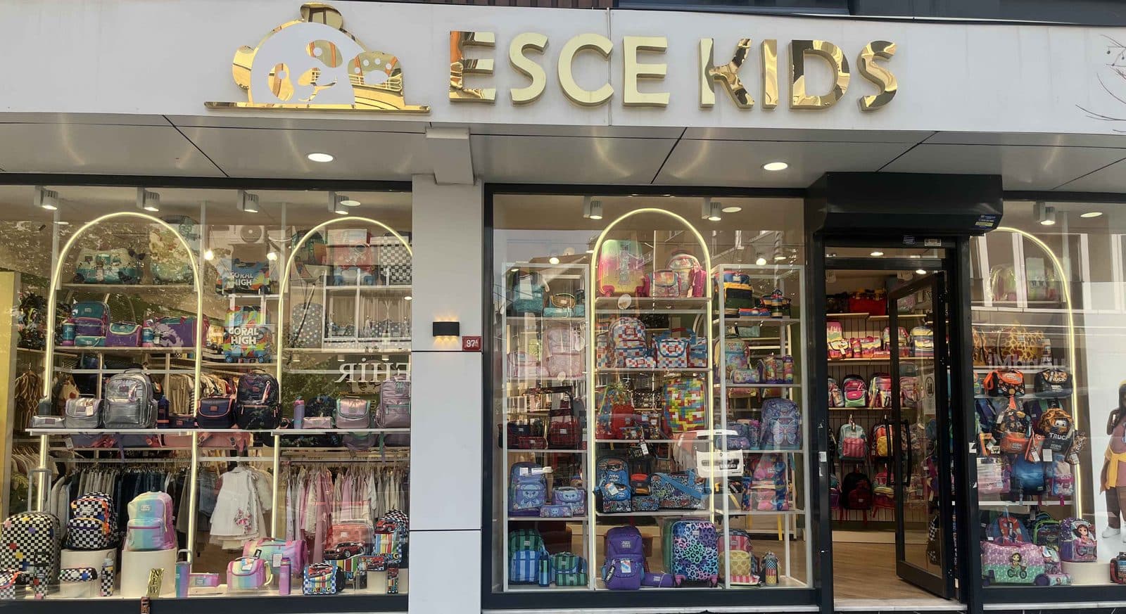 ESCE Kids Bayrampaşa mağazasının dış cephesi ve altın tabelası